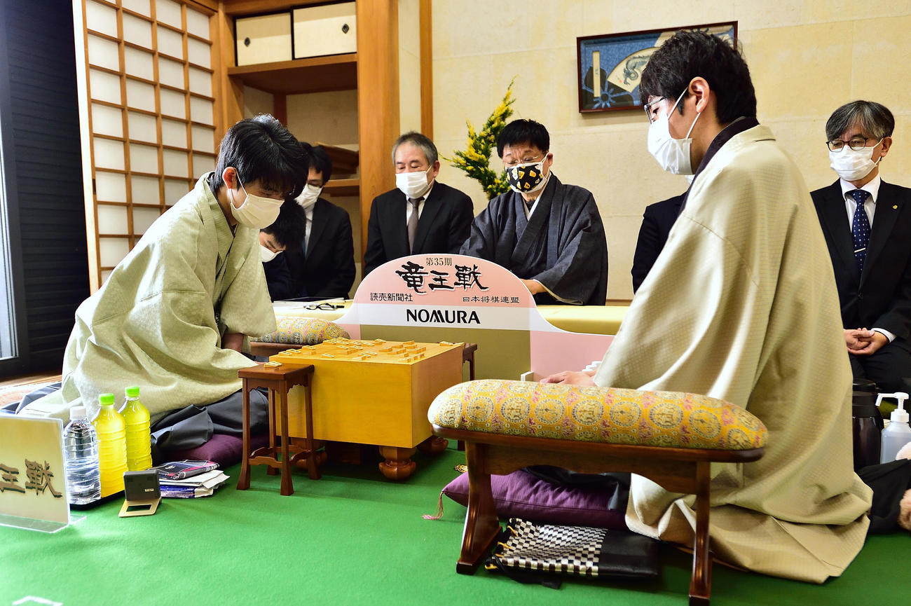 第35期竜王戦7番勝負第4局の2日目に臨んだ藤井聡太竜王（左）、広瀬章人八段（日本将棋連盟提供）