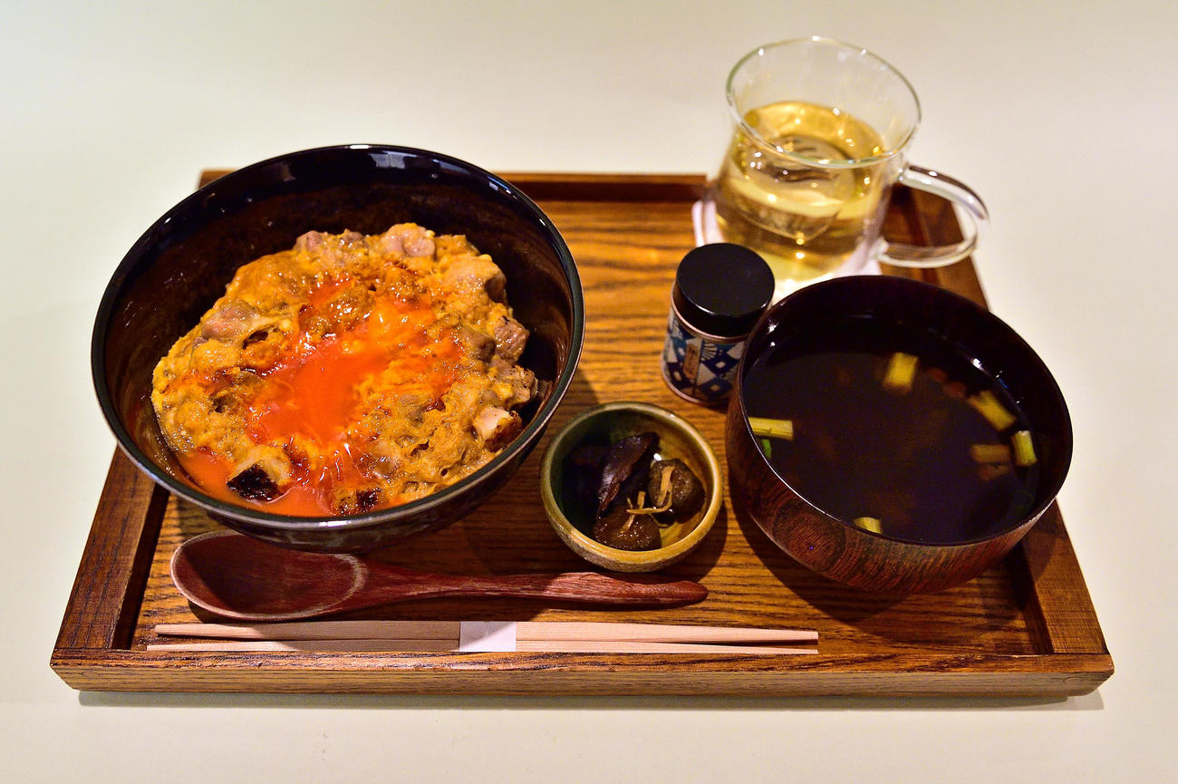 藤井聡太竜王が昼食に注文した「福知山産京地どり親子丼」（日本将棋連盟提供）
