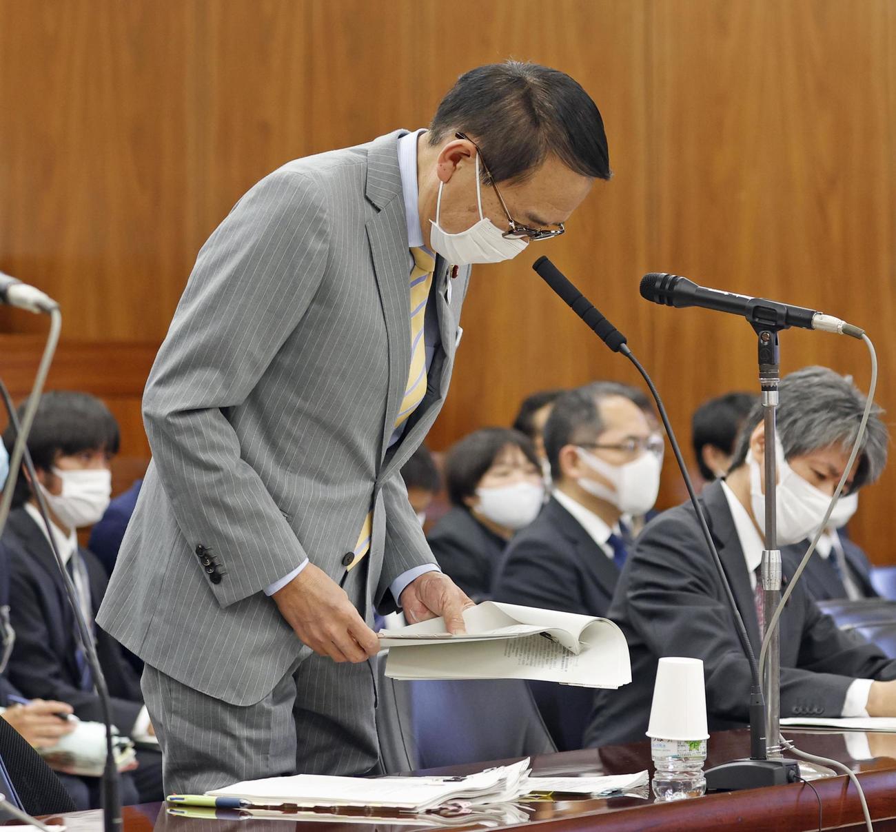 参院法務委の冒頭、自身の発言に関し陳謝する葉梨法相（共同）