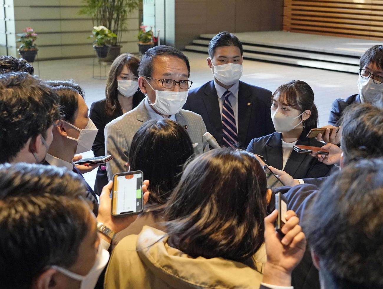 松野官房長官との面会を終え、記者団の取材に応じる葉梨法相（中央）（共同）