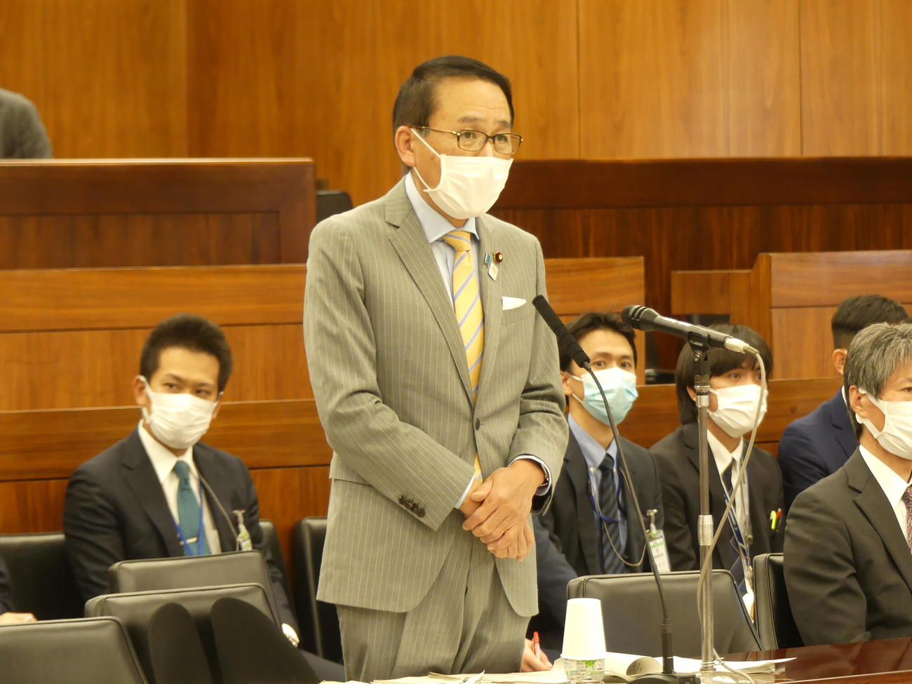 参院法務委員会で、自身の発言について釈明する葉梨法相