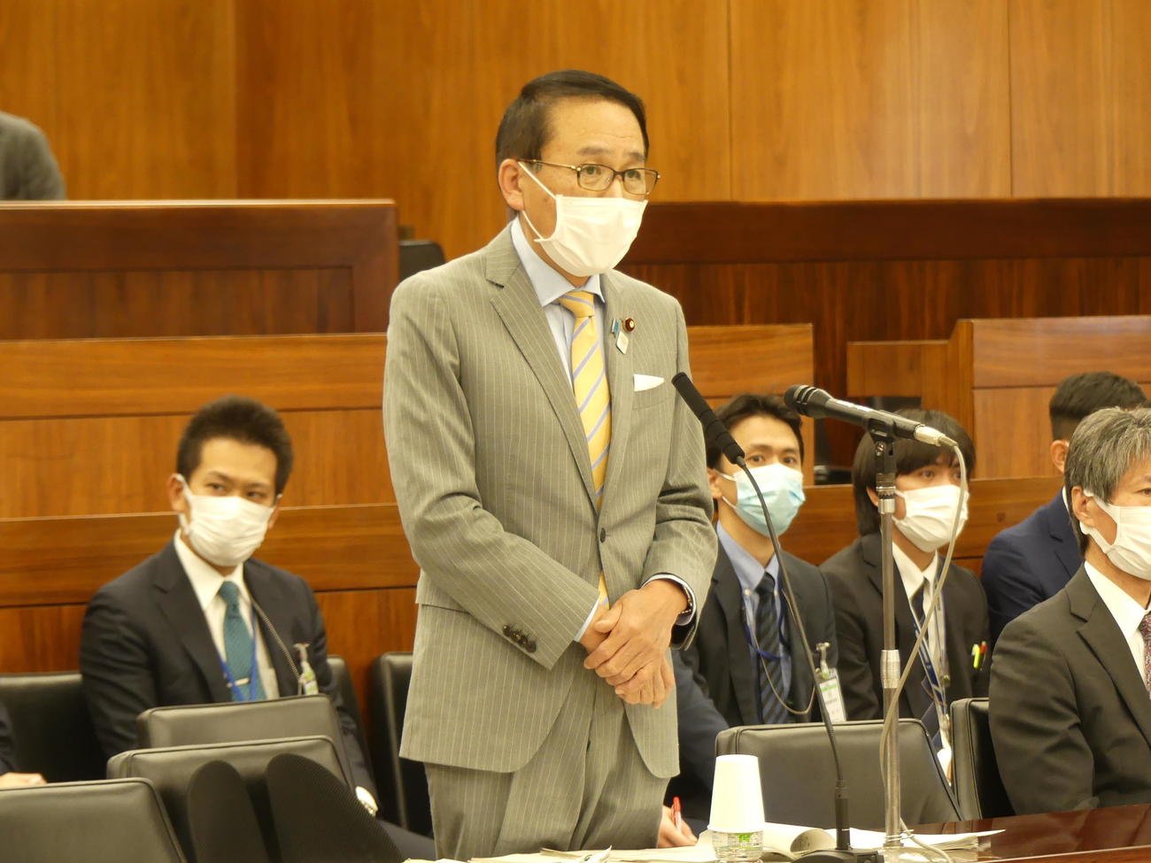 参院法務委員会で、自身の発言について釈明する葉梨法相