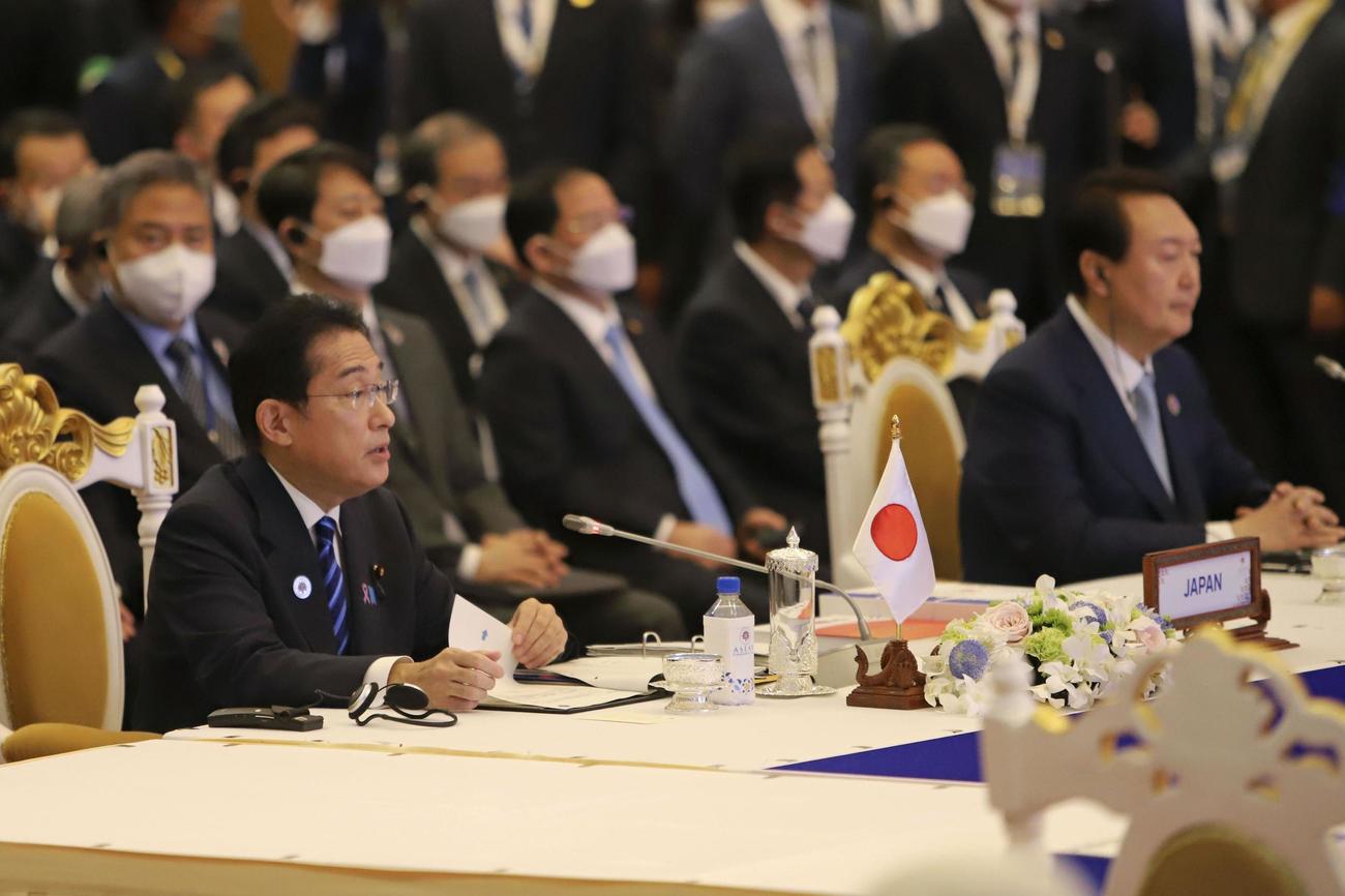 12日、ASEANプラス3（日中韓）首脳会議で発言する岸田首相（共同）