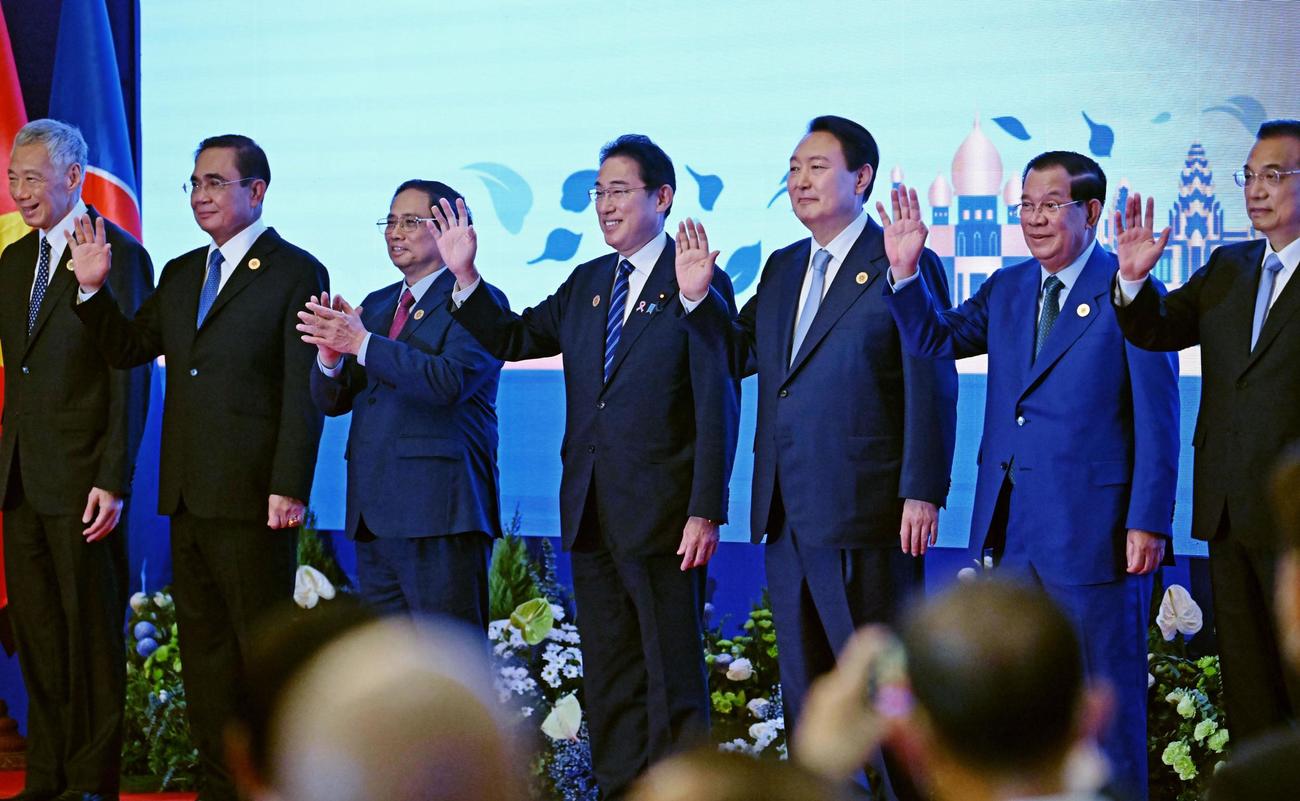 ASEANプラス3（日中韓）首脳会議の冒頭、記念撮影する岸田首相（中央）と韓国の尹錫悦大統領（同右）ら（代表撮影・共同）