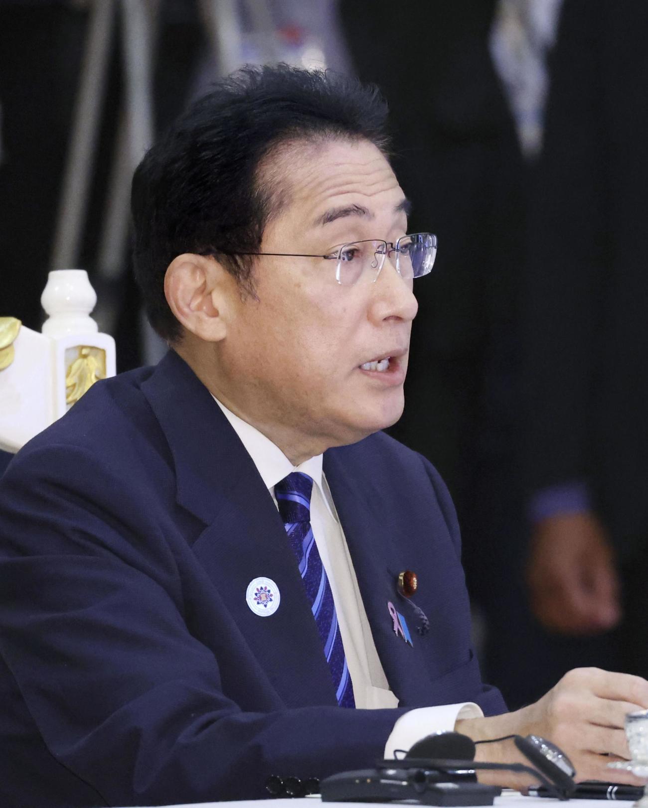 日本とASEANの首脳会議で発言する岸田首相＝12日、カンボジア・プノンペン（代表撮影・共同）