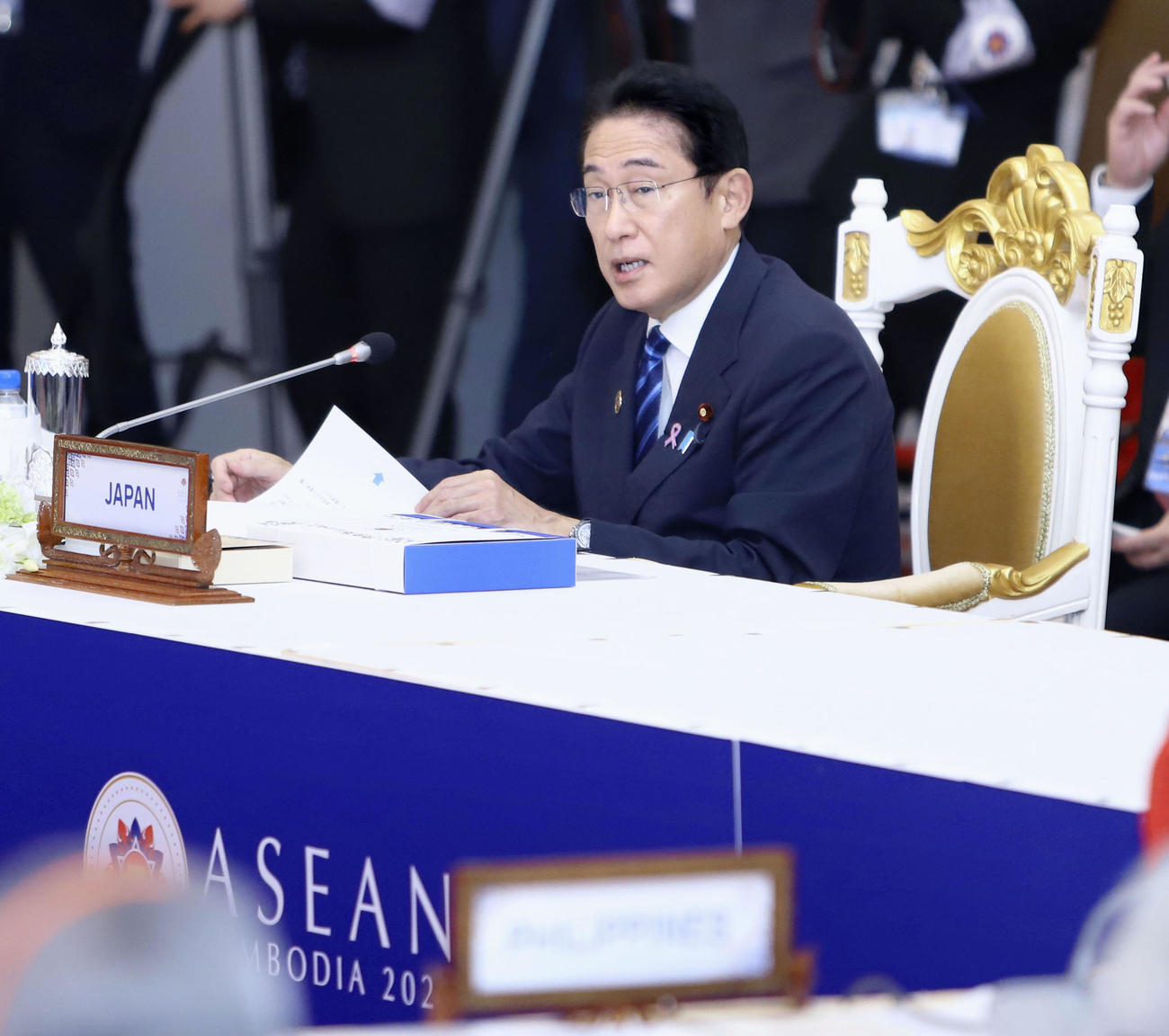 12日、日本とASEANの首脳会議で発言する岸田首相＝カンボジア・プノンペン（共同）