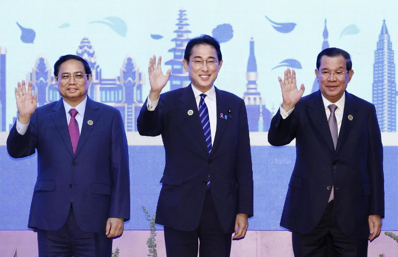 日本とASEANの首脳会議を前に記念撮影に臨む岸田首相（中央）ら＝12日、カンボジア・プノンペン（代表撮影・共同）
