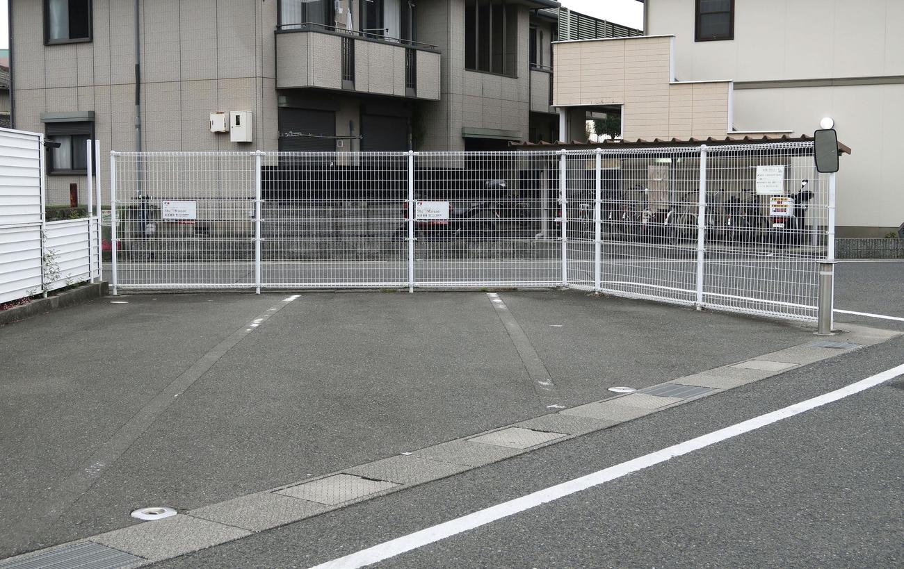 乗用車内で意識不明となった女児が見つかった駐車場＝13日午前8時32分、大阪府岸和田市（共同）