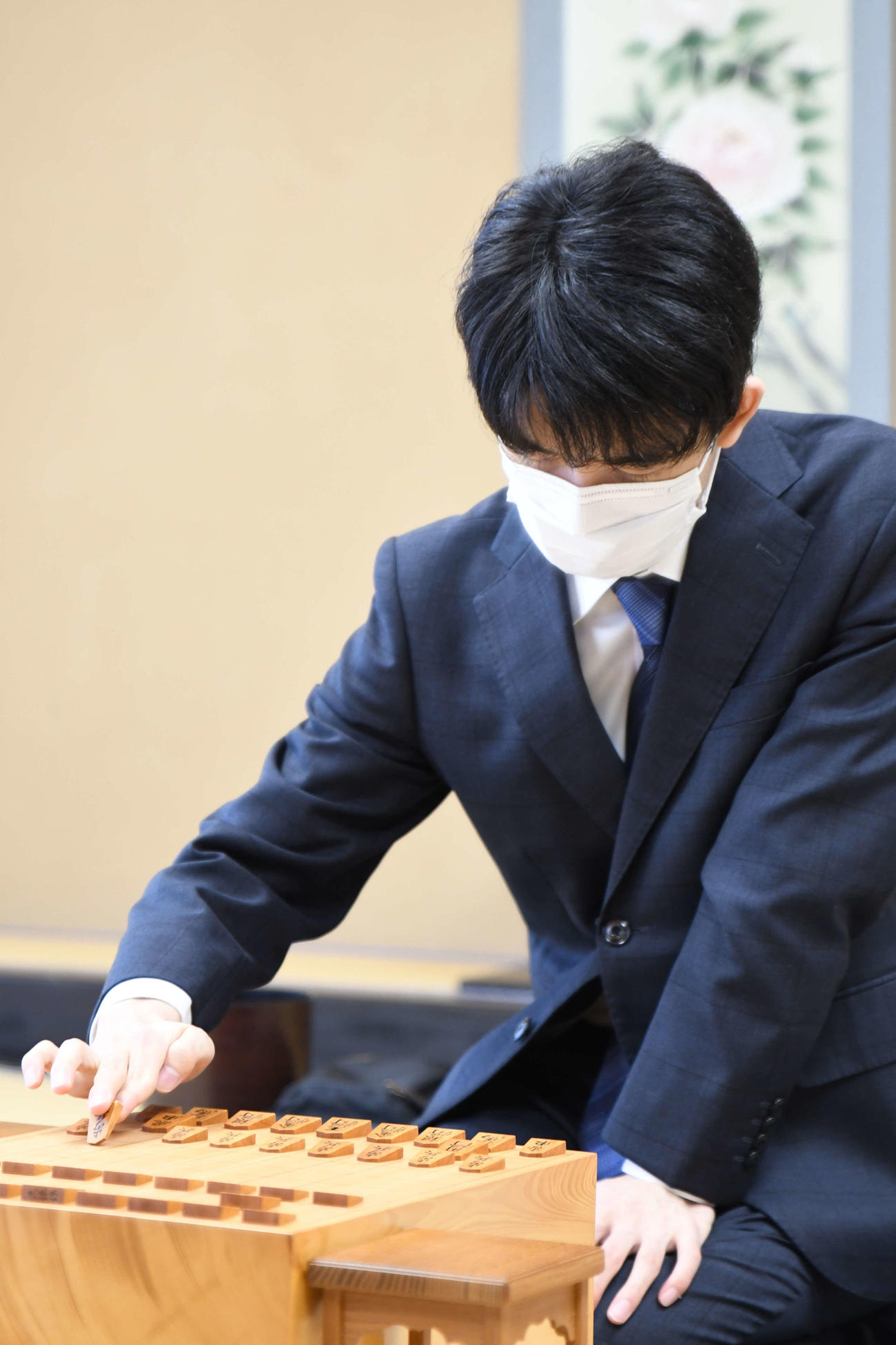 3勝1敗で同星の広瀬章人八段と対戦する藤井聡太竜王（日本将棋連盟提供）