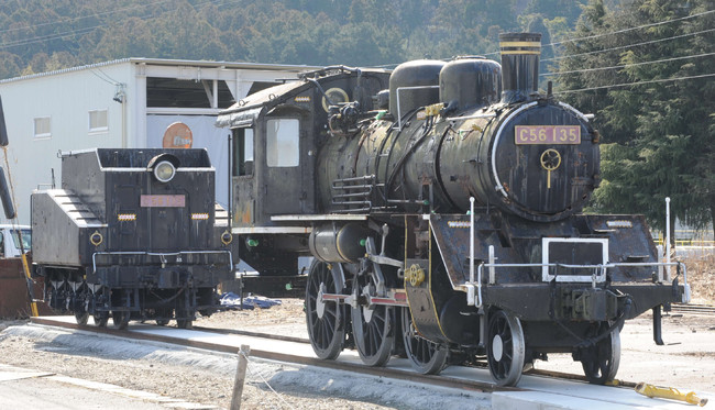 大井川鉄道　SL（Ｃ56－135号機）搬入作業　復元して仮置き　奥が炭水車（本来とは逆向きで留置）（2022年2月12日）
