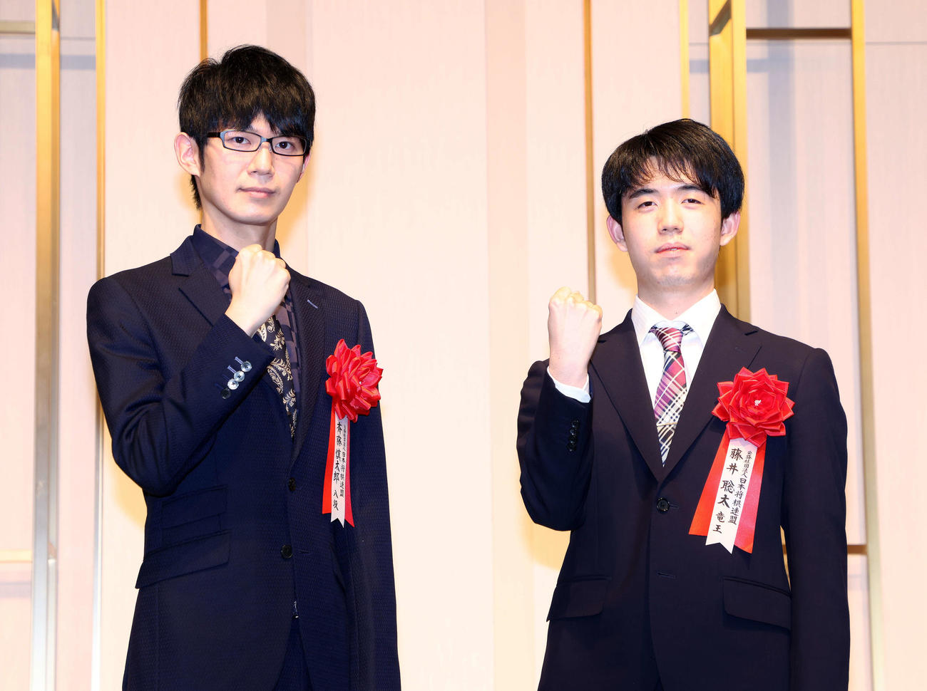 フォトセッションに臨む斎藤八段（左）と藤井竜王（撮影・河田真司）