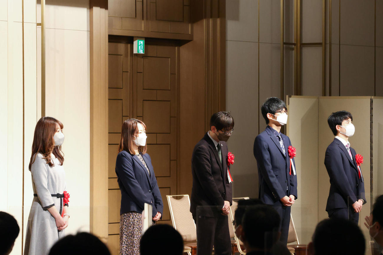 将棋日本シリーズ関東大会開催記念棋士トークイベントに臨む、左から脇田女流初段、藤田女流二段、郷田九段、斎藤八段、藤井竜王（撮影・河田真司）