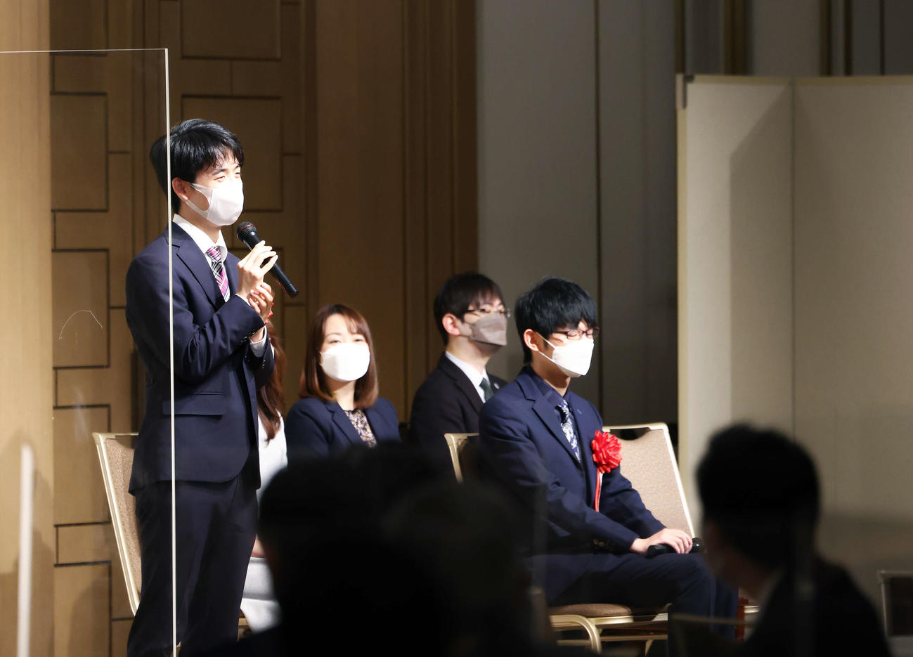将棋日本シリーズ関東大会開催記念棋士トークイベントに臨む藤井竜王（左）（撮影・河田真司）