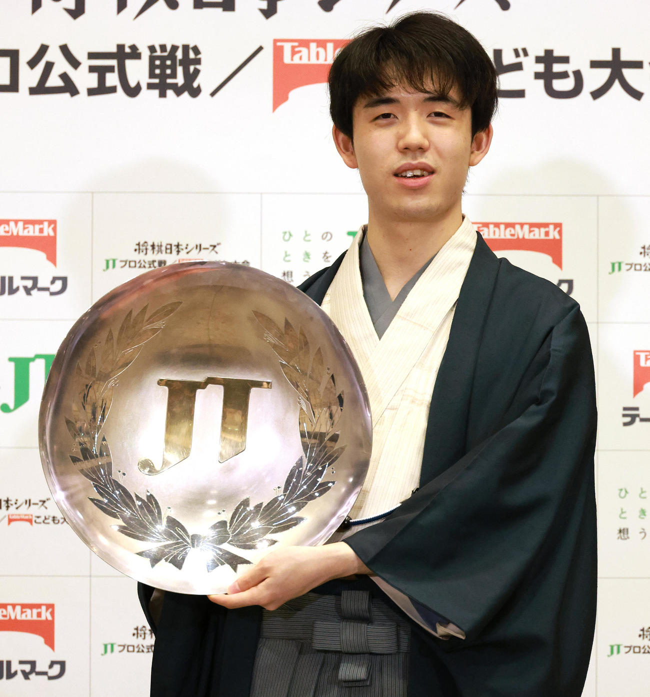 優勝会見でJT杯を手にする藤井聡太竜王（撮影・中島郁夫）