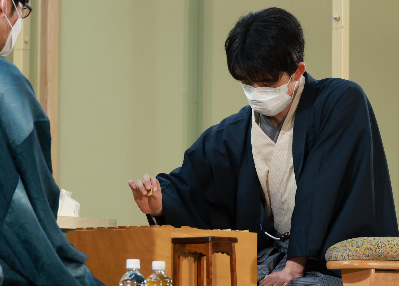 2022年度将棋日本シリーズで斎藤慎太郎八段（左）と対局する藤井聡太竜王（撮影・中島郁夫）