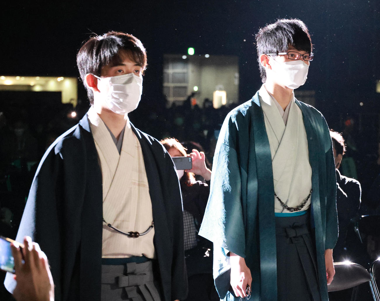 2022年度将棋日本シリーズで入場する藤井聡太竜王（左）と斎藤慎太郎八段（撮影・中島郁夫）