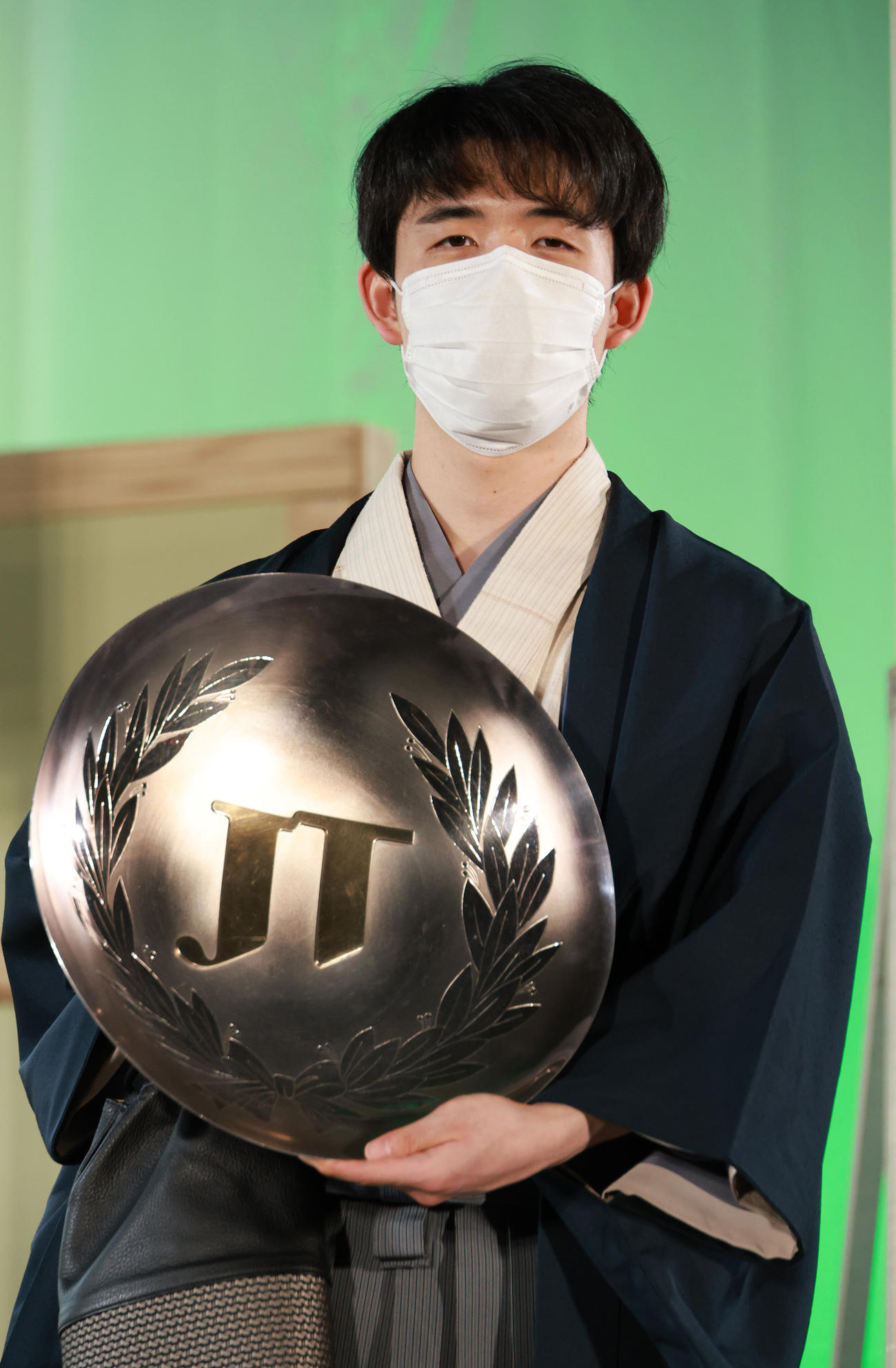 2022年度将棋日本シリーズを制しJT杯を手にする藤井聡太竜王（撮影・中島郁夫）