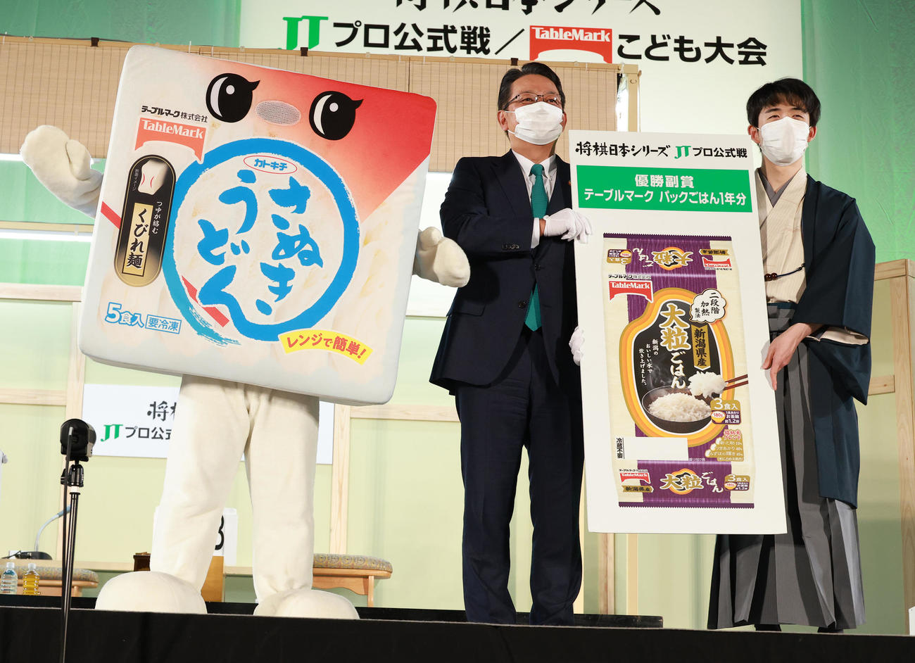 2022年度将棋日本シリーズを制しJT寺畠正道社長（左）から副賞を贈られる藤井聡太竜王（撮影・中島郁夫）