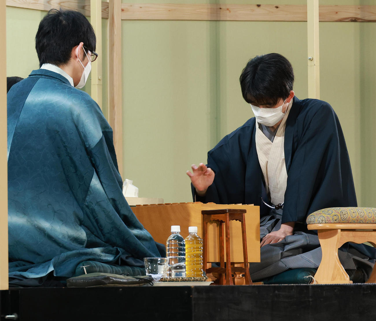 2022年度将棋日本シリーズで斎藤慎太郎八段（左）と対局する藤井聡太竜王（撮影・中島郁夫）