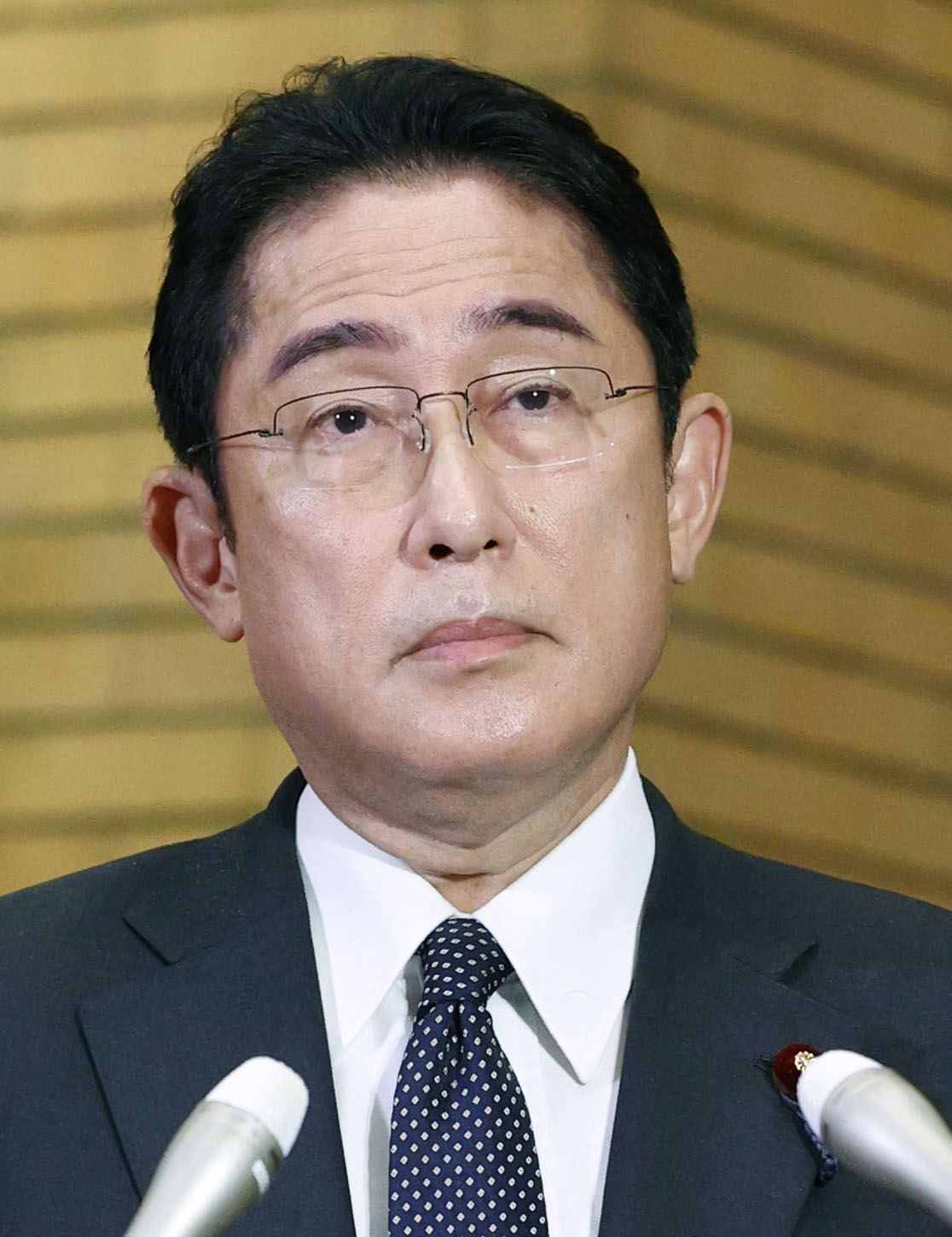 寺田総務相の更迭について、記者団の取材に応じる岸田首相（共同）