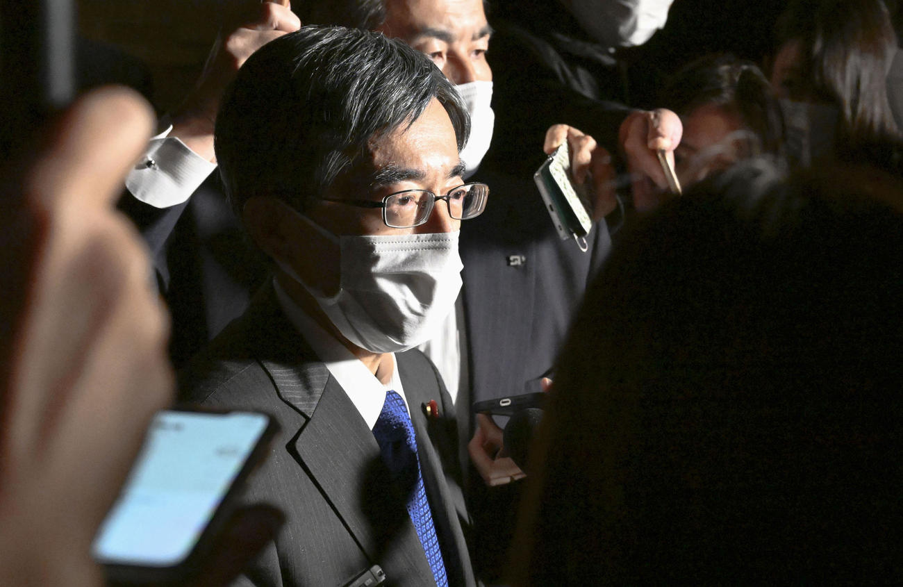 岸田首相に辞表を提出した後、取材に応じる寺田総務相（共同）