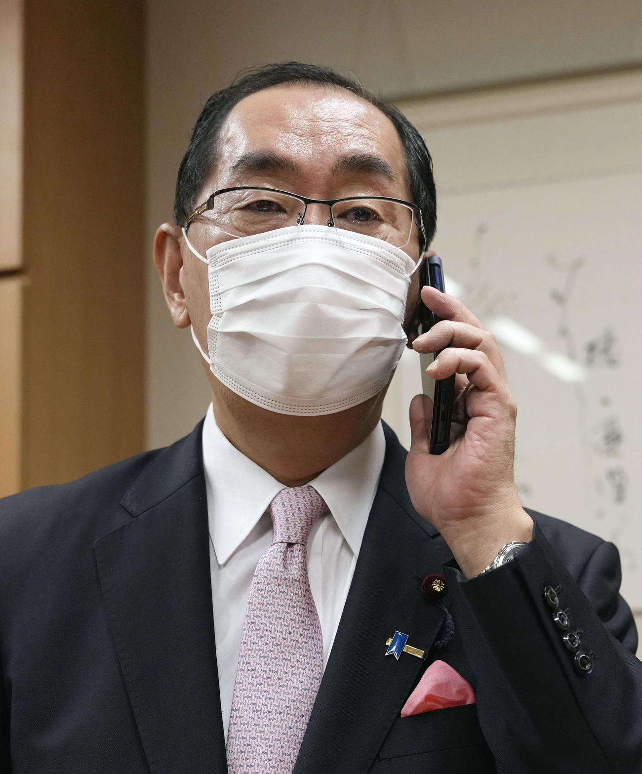 首相秘書官からの呼び込みの電話に応じる松本剛明元外相（共同）