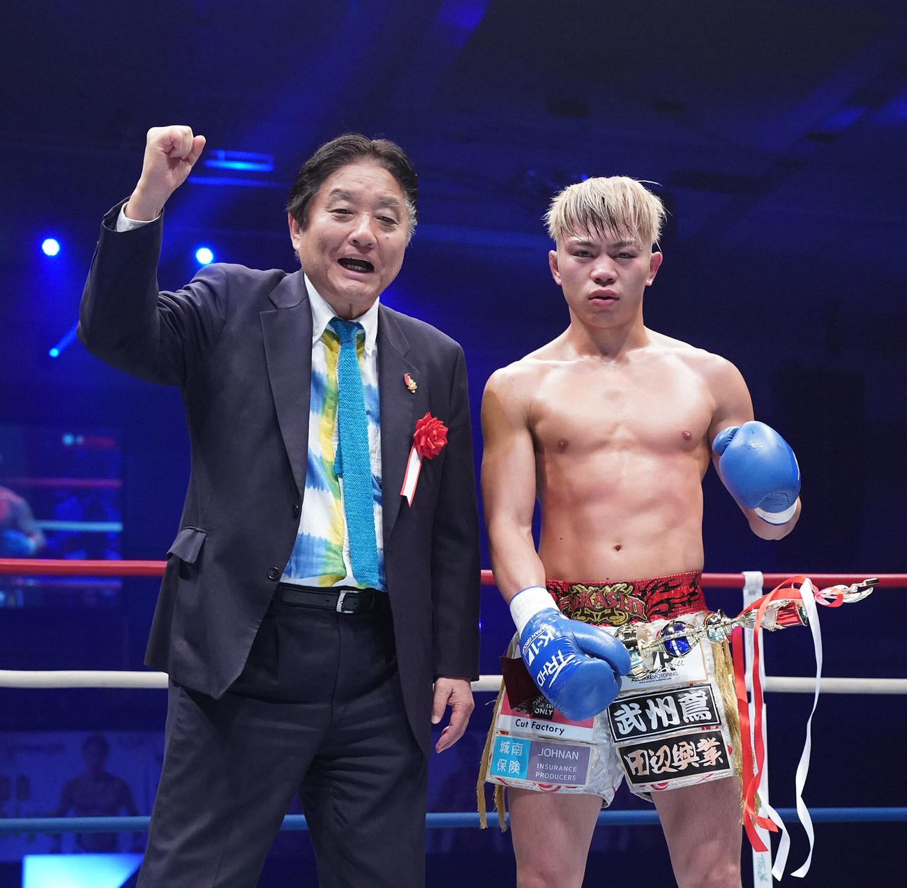 K－1WORLD GP名古屋大会　スーパーファイト　大和哲也にKO勝利した不可思（右）、プレゼンターは河村たかし氏（2019年12月28日撮影）