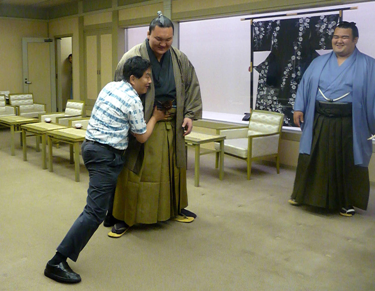 河村たかし名古屋市長は白鵬を必死で押すがびくともせず。右は琴奨菊（2012年6月26日撮影）