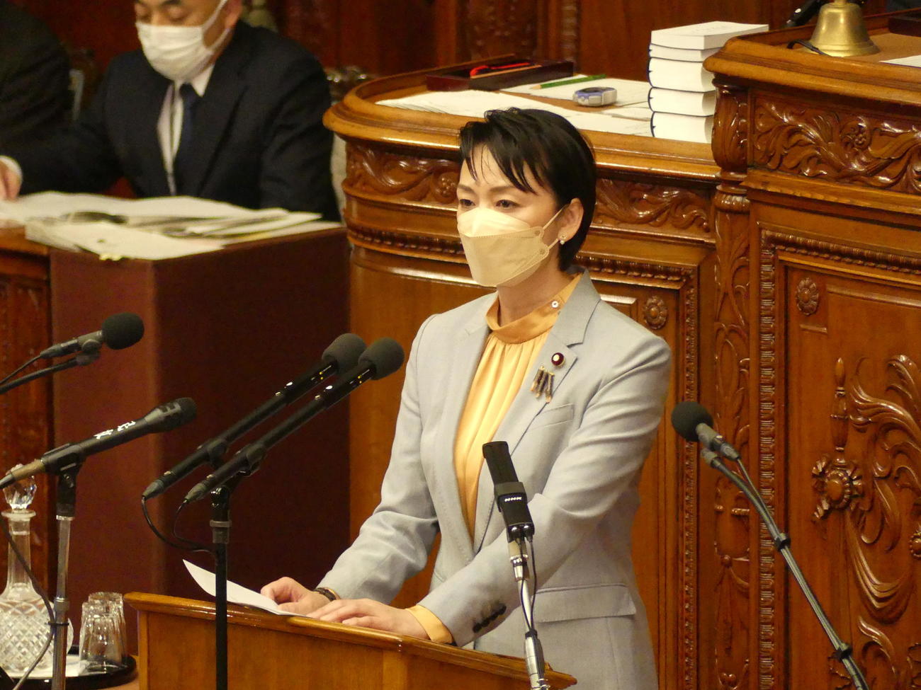 衆院本会議で、岸田文雄首相に質問する立憲民主党の吉田晴美衆院議員（撮影・中山知子）