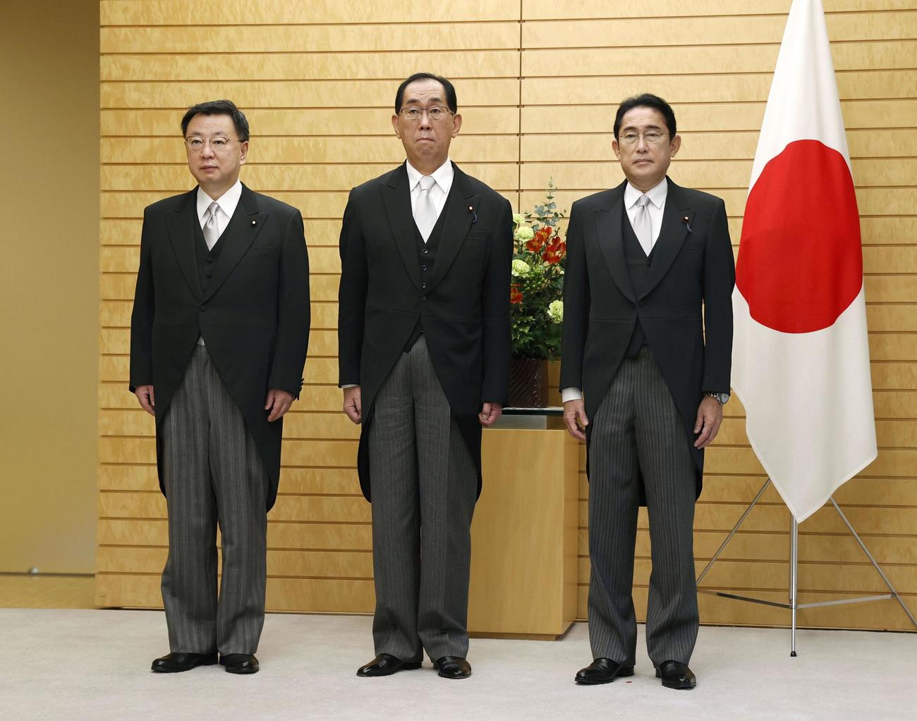 認証式を終え、記念写真に納まる（右から）岸田首相、松本総務相、松野官房長官