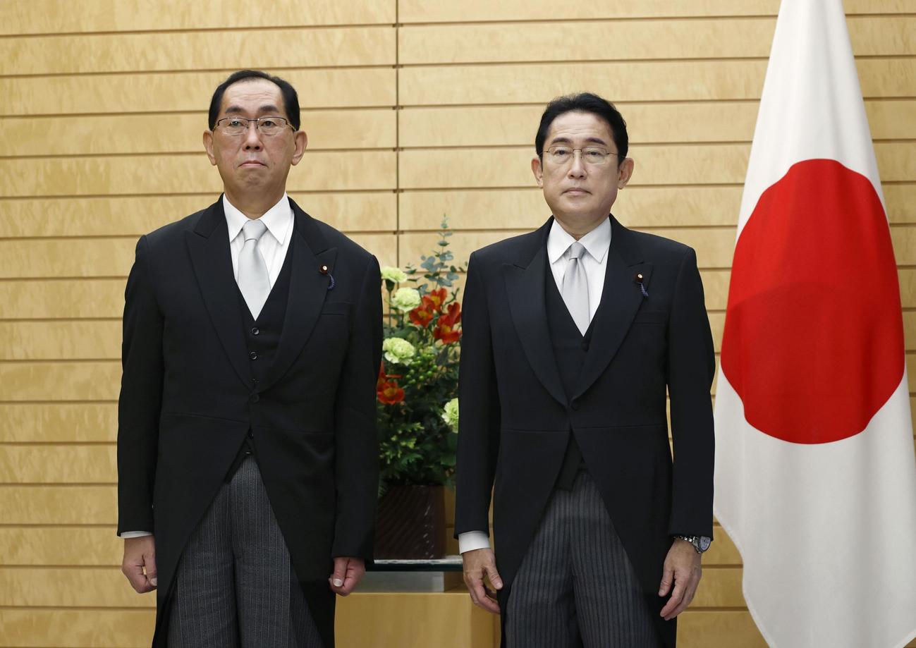 認証式を終え、記念写真に納まる松本総務相（左）と岸田首相