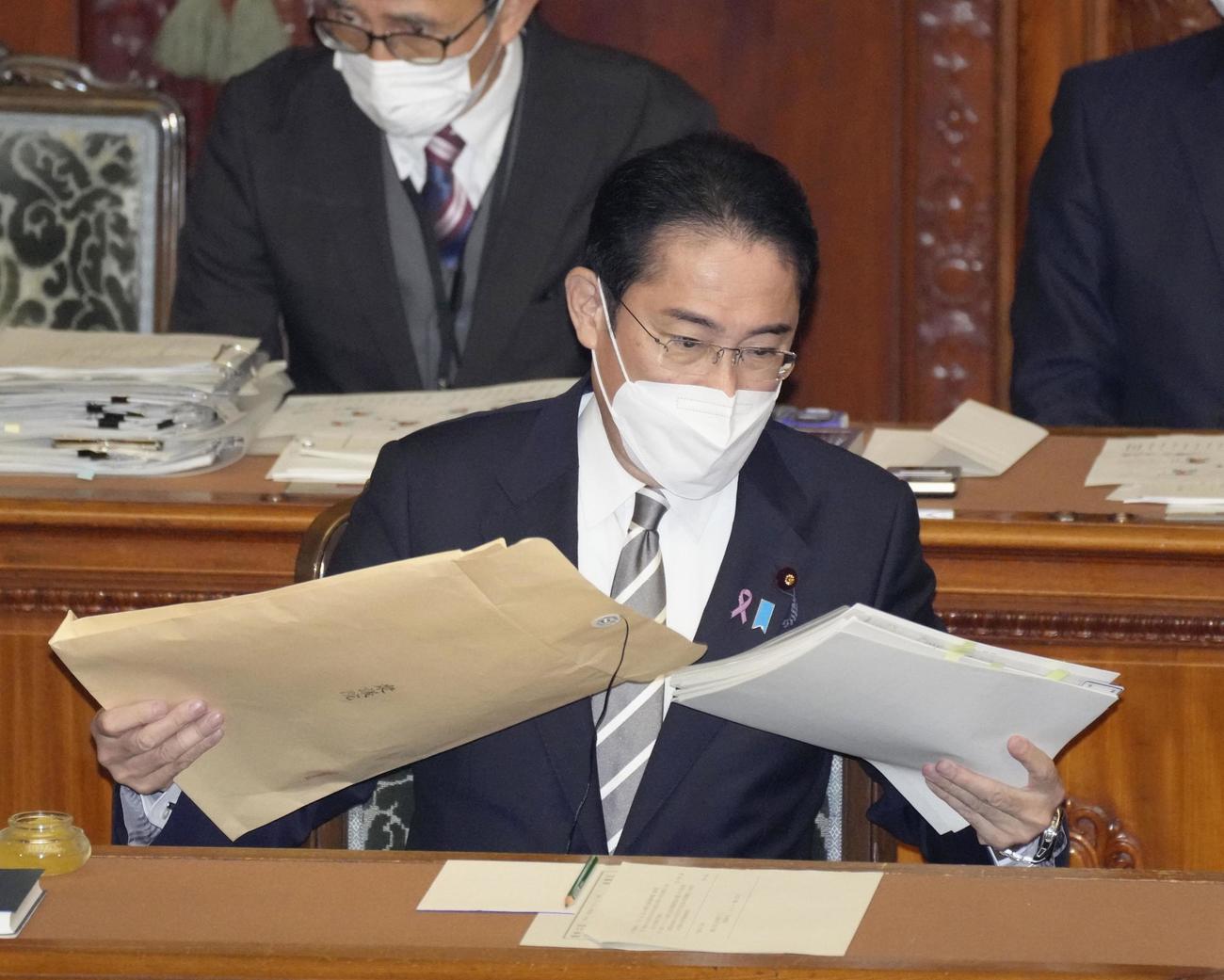 衆院本会議に臨む岸田首相（共同）