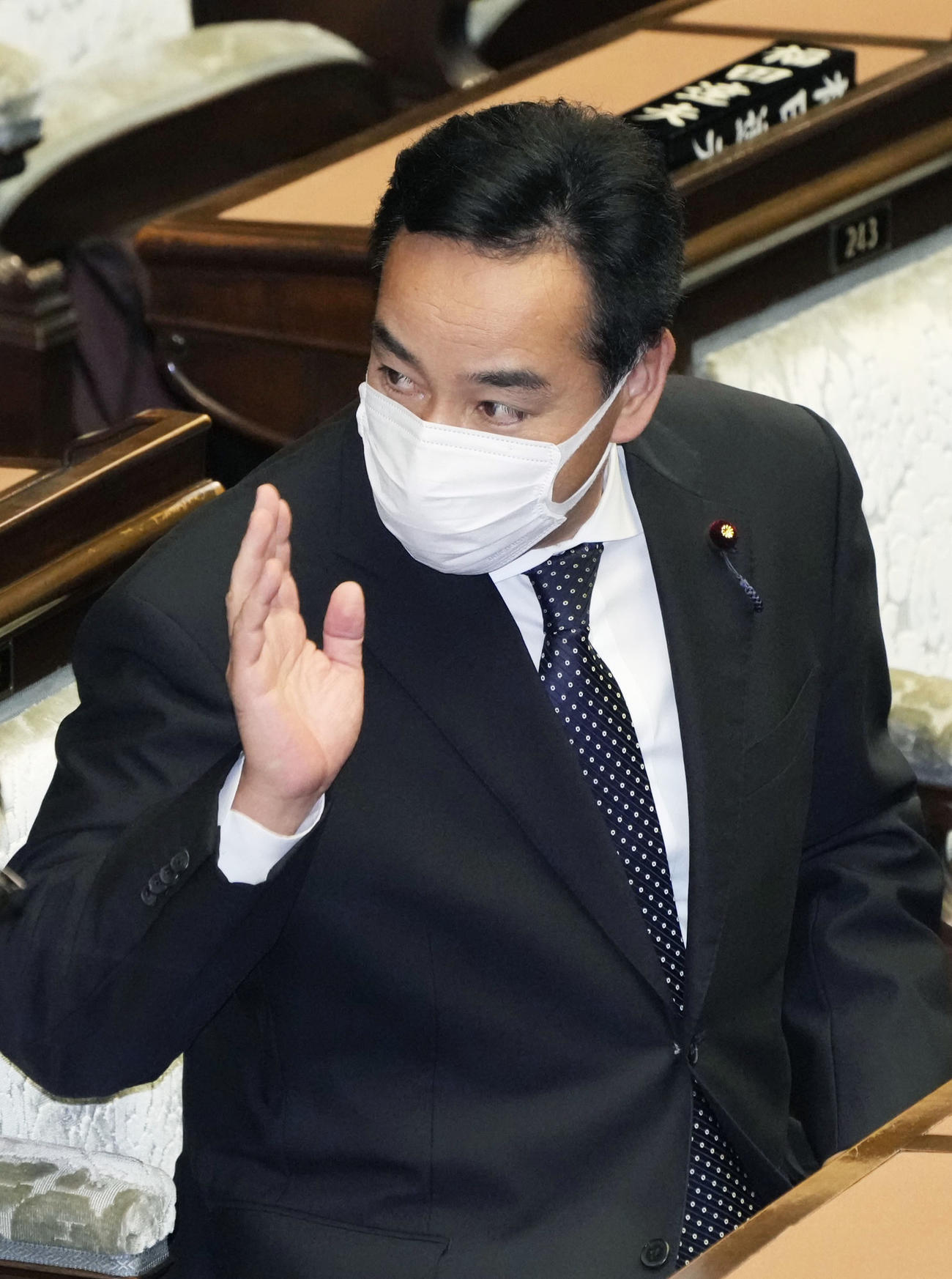 衆院本会議に臨む山際前経済再生相（共同）