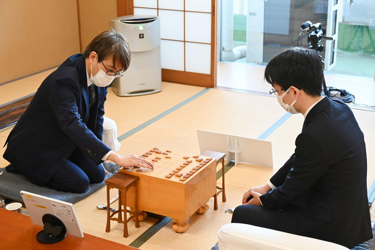 藤井聡太王将への挑戦権を争う羽生善治九段（左）と豊島将之九段（右、日本将棋連盟提供）