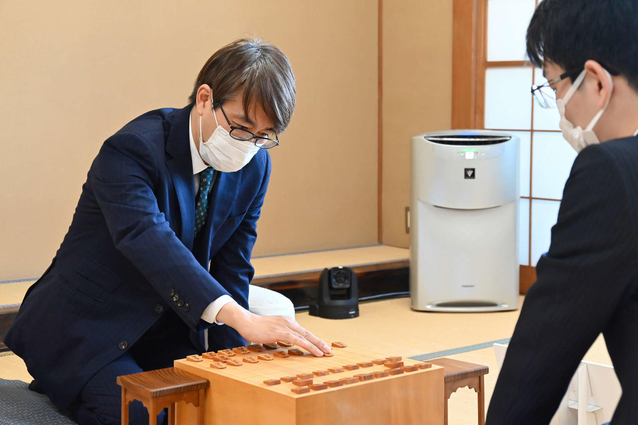 藤井聡太王将への挑戦権を争って直接対決に臨む羽生善治九段（左）と豊島将之九段（右、日本将棋連盟提供）