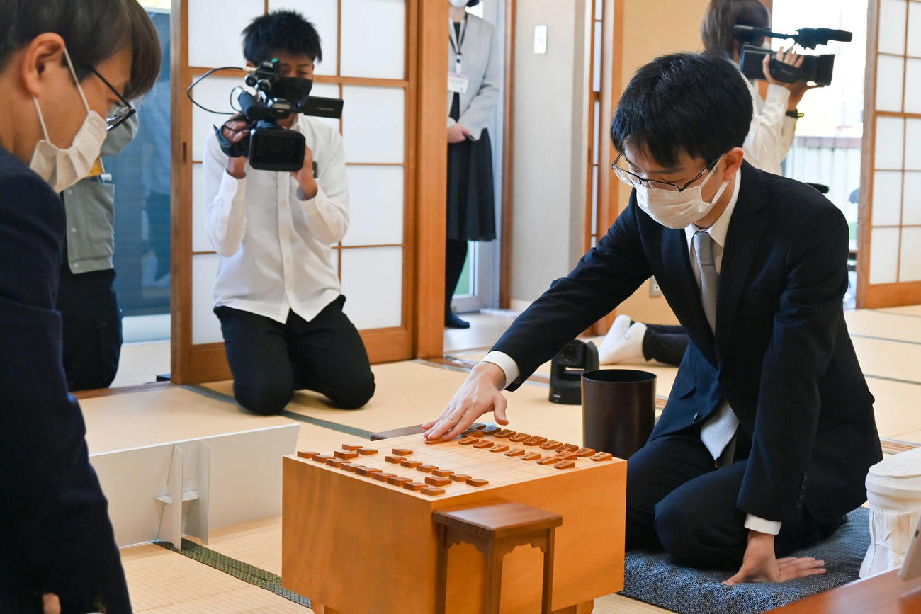 藤井聡太王将への挑戦権を争って羽生善治九段（左）との直接対決に臨む豊島将之九段（右、日本将棋連盟提供）