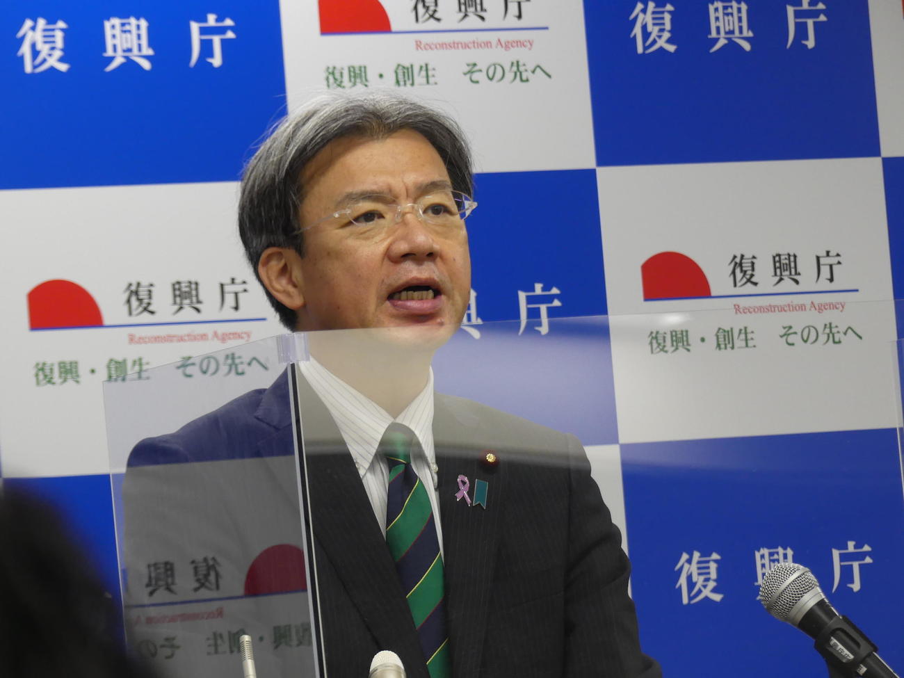 定例会見に臨む秋葉賢也復興相（撮影・中山知子）