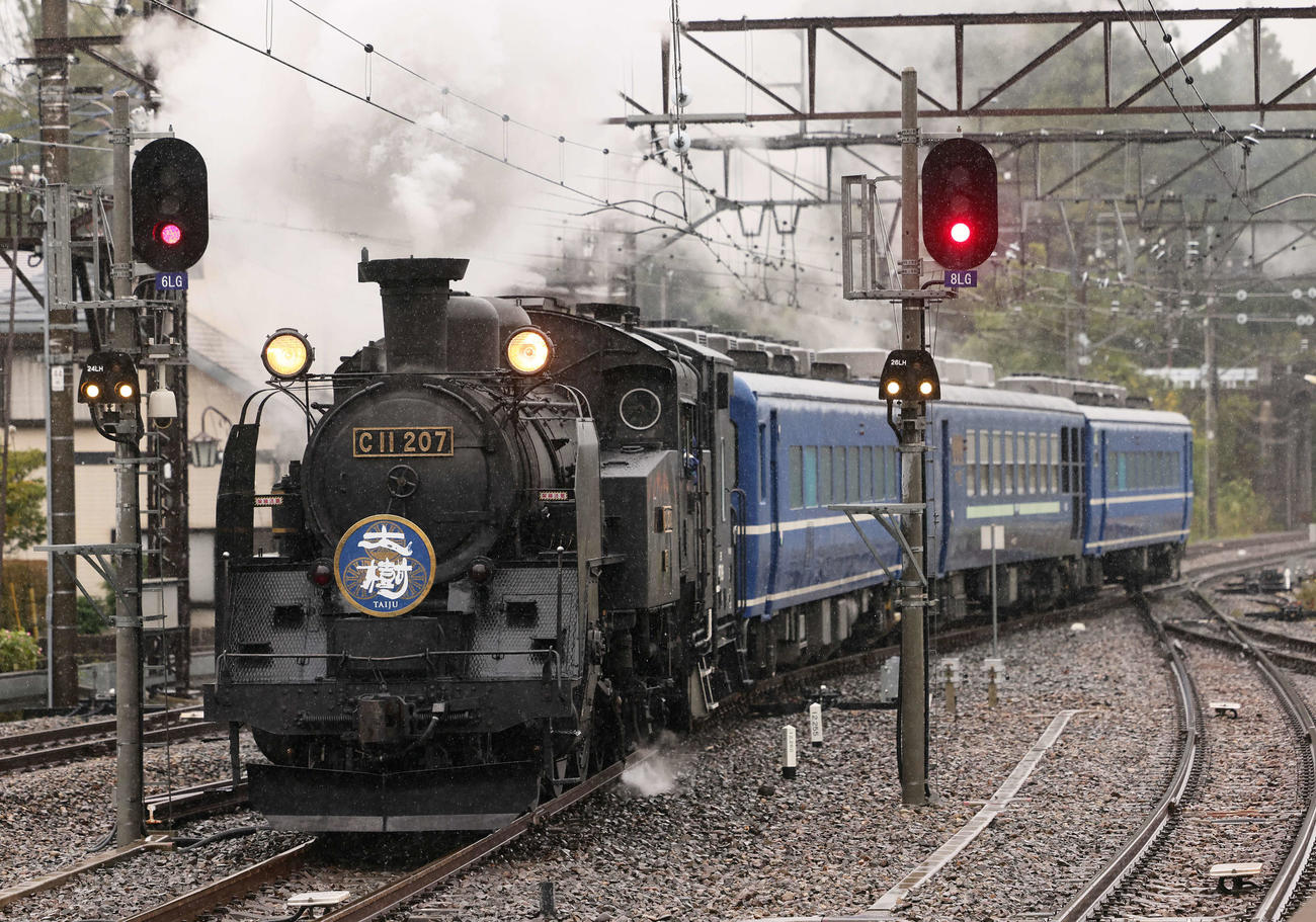 雨の中、煙を上げ鬼怒川温泉駅に到着した東武鉄道のSL大樹（撮影・足立雅史）