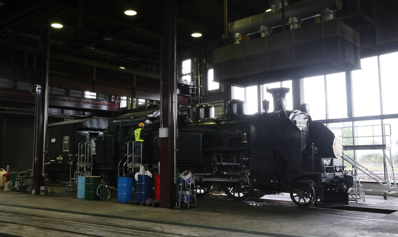 下今市の車両基地で整備される東武鉄道のSL大樹（撮影・足立雅史）
