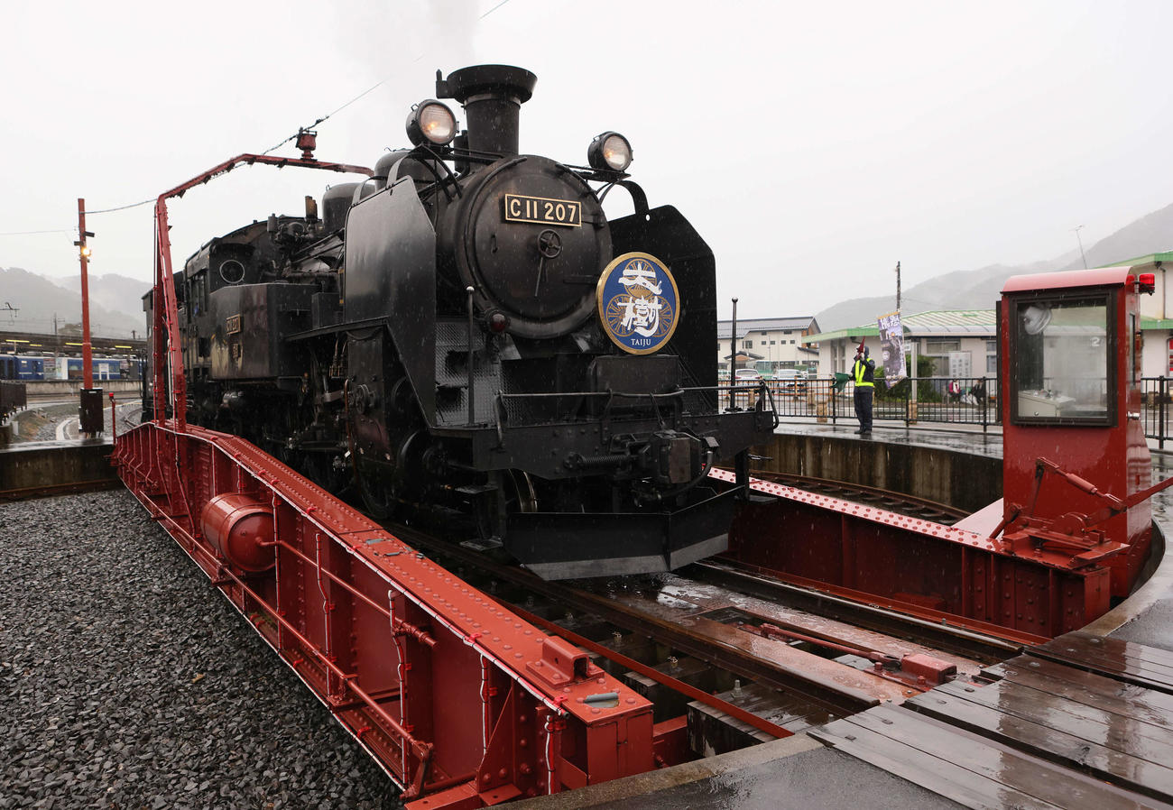 鬼怒川温泉駅の転車台に向かう東武鉄道のSL大樹（撮影・足立雅史）