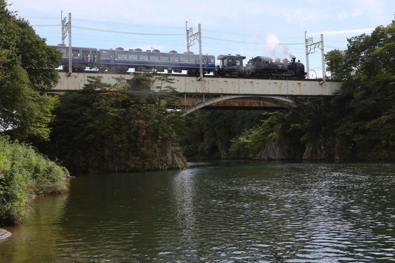 鬼怒川橋梁を渡る東武鉄道のSL大樹（撮影・足立雅史）