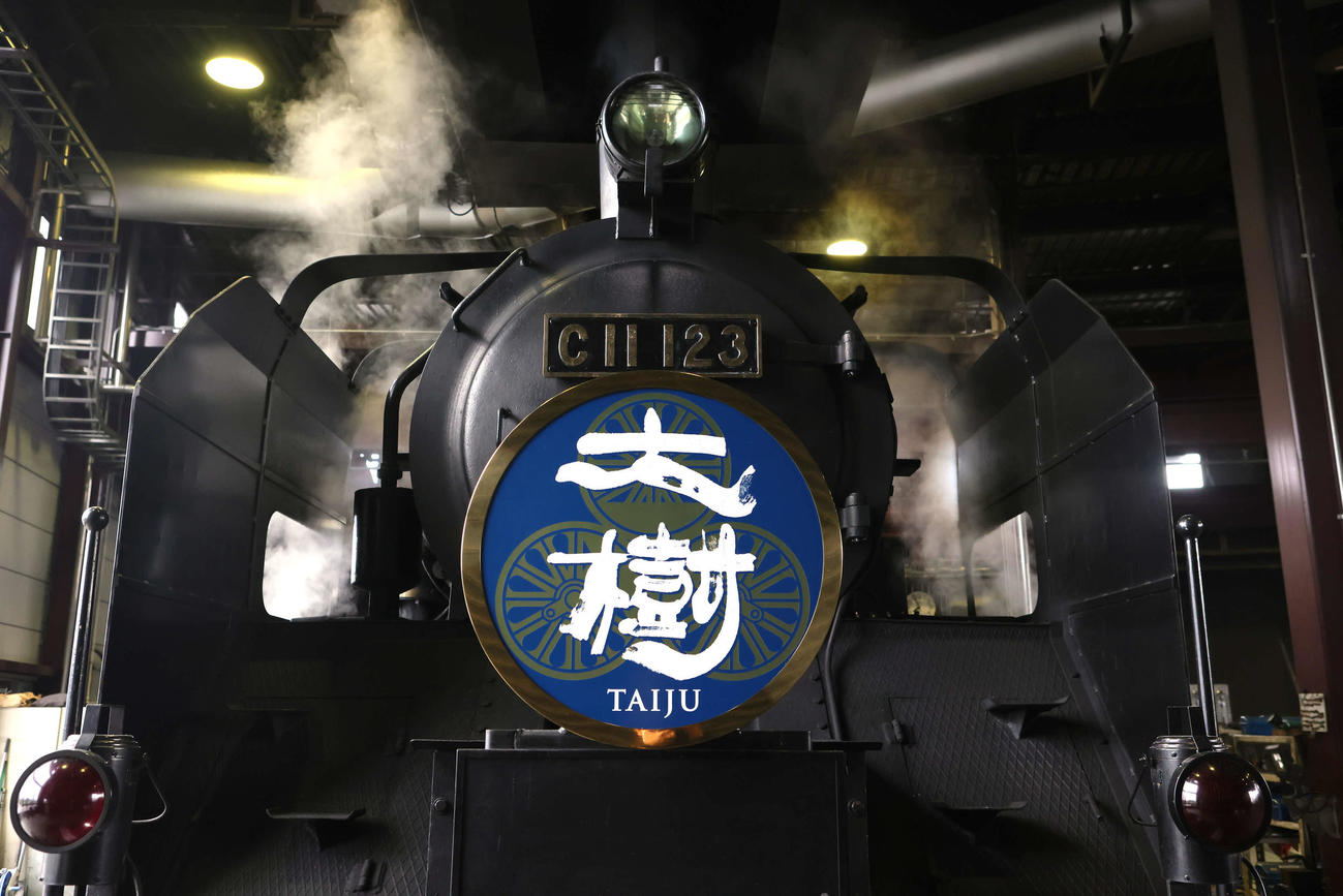 下今市の車両基地で整備される東武鉄道のSL大樹。車体からはつねに蒸気が出ており、出番を静かに待っていた（撮影・足立雅史）