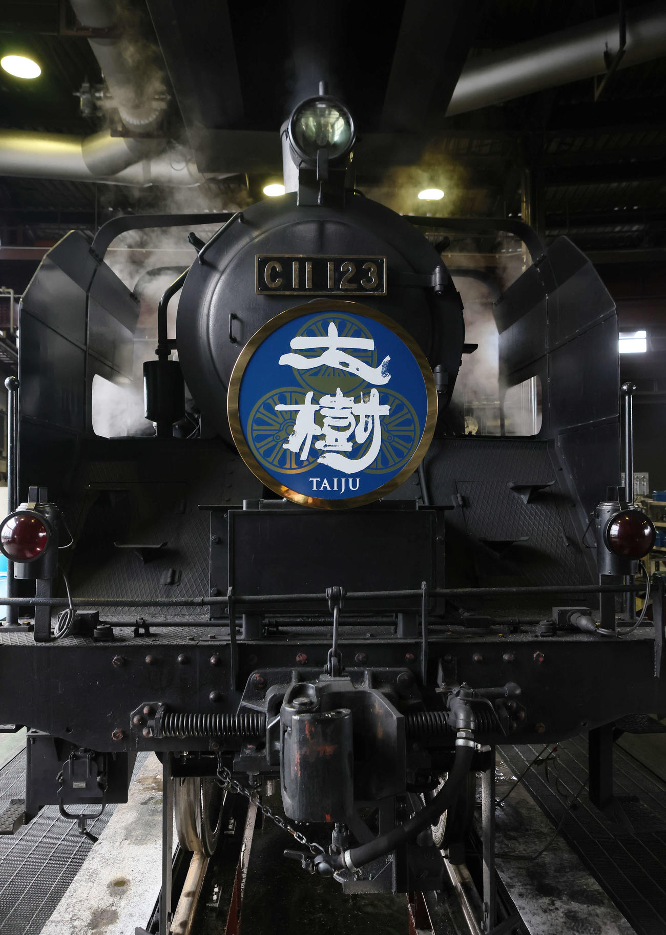 下今市の車両基地で整備される東武鉄道のSL大樹。車体からはつねに蒸気が出ており、出番を静かに待っていた（撮影・足立雅史）