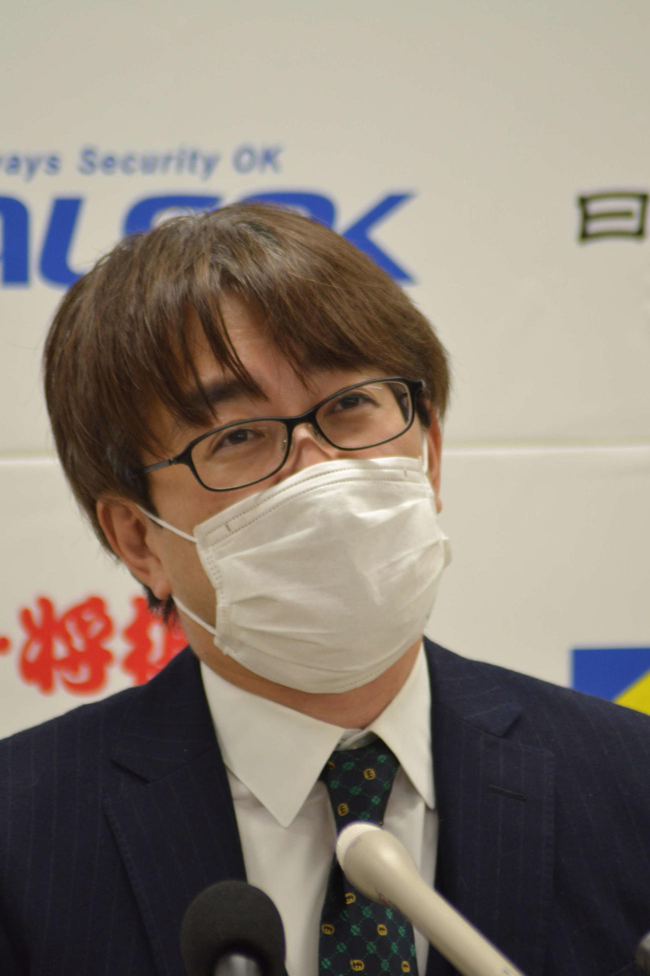 王将戦への挑戦権を獲得して記者会見に応じる羽生善治九段