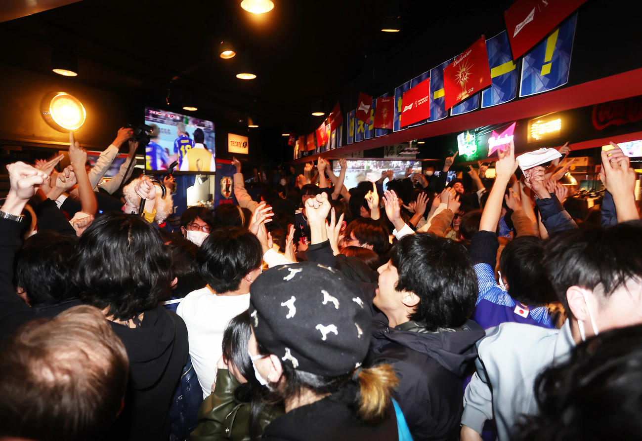 サッカーW杯・日本－ドイツ戦の後半、浅野の逆転ゴールに盛り上がる渋谷のスポーツバーのサポーター（撮影・足立雅史）