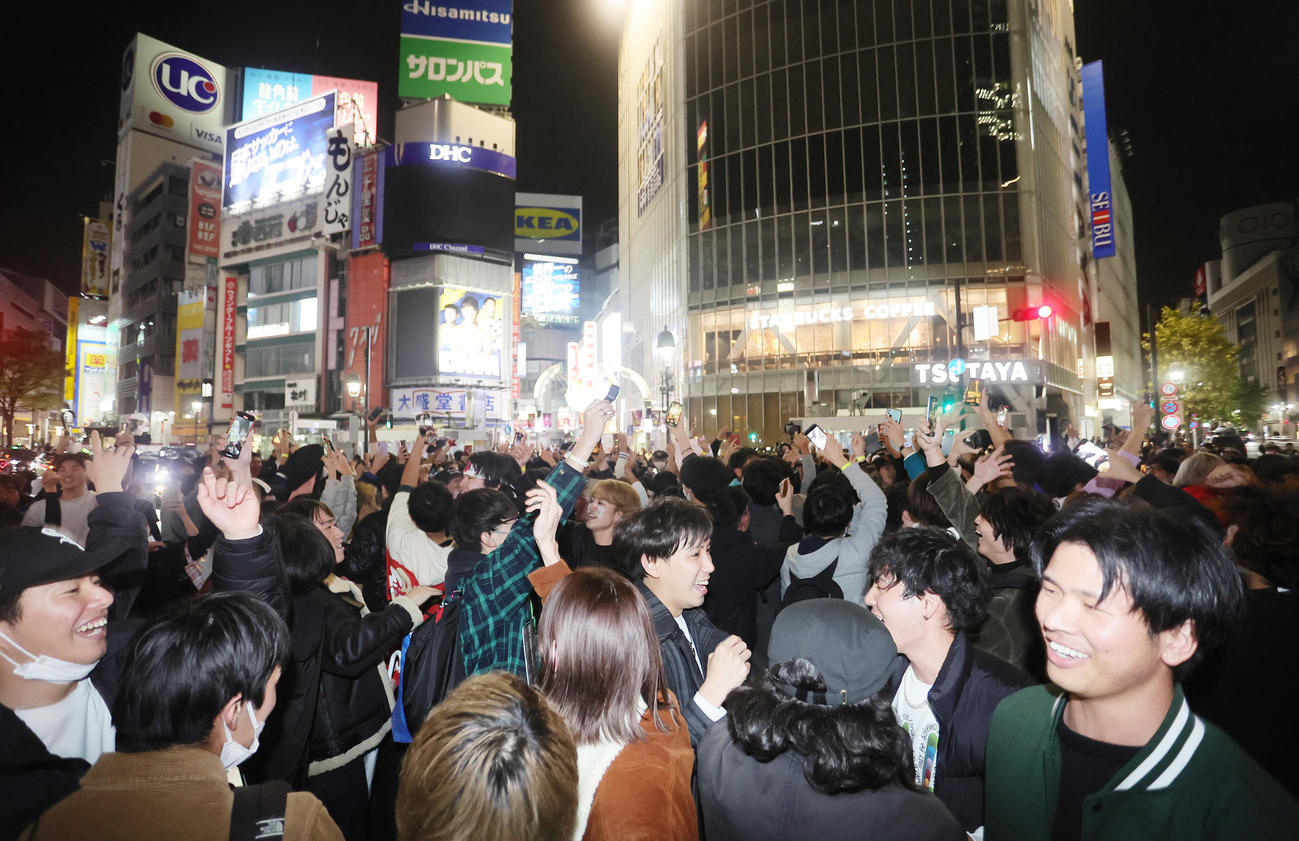 日本の勝利に大盛り上がりの渋谷スクランブル交差点のサポーターら（撮影・足立雅史）
