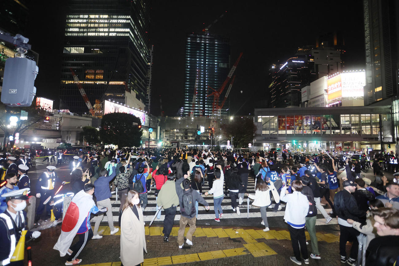 日本の勝利に大盛り上がりの渋谷スクランブル交差点のサポーターら（2022年11月23日）