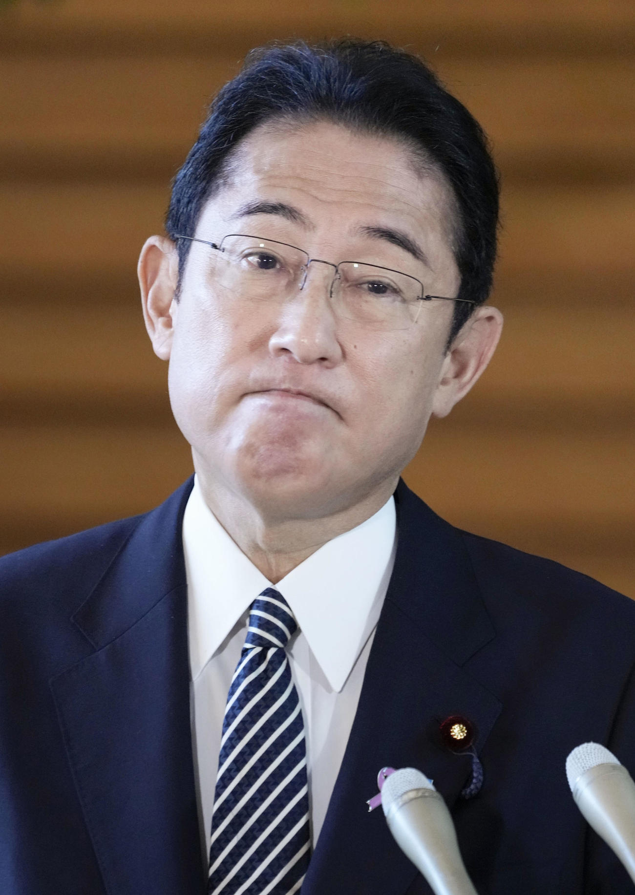 記者団の取材に応じる岸田首相（共同）