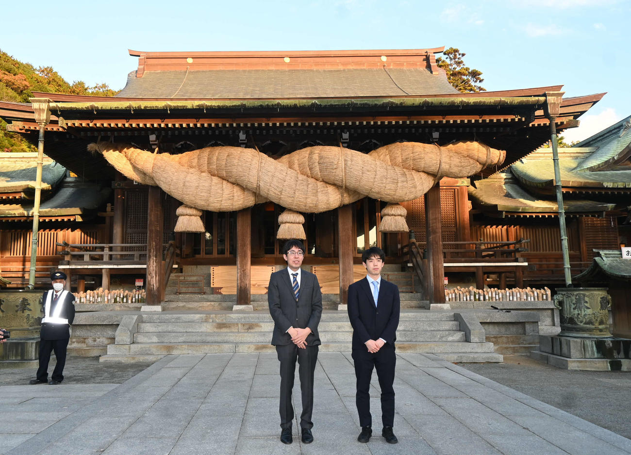 対局場となる福岡県福津市の宮地嶽神社を参拝した藤井聡太竜王（右）と広瀬章人八段（撮影・松浦隆司）