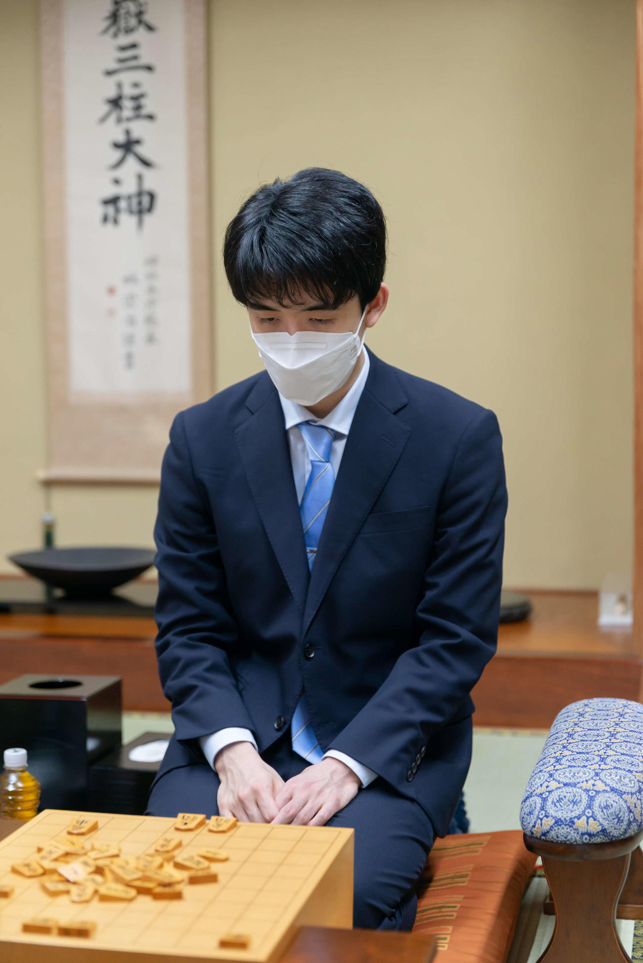 対局場となる福岡県福津市の宮地嶽神社の貴賓室で検分を行う藤井聡太竜王（日本将棋連盟提供）